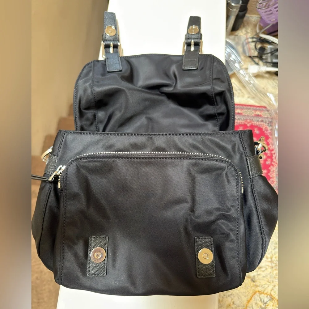 Tory Burch Virginia Messenger bag in black Nylon and Saffiano - Picture 6 of 15